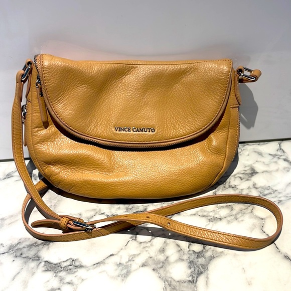 Vince Camuto Handbags - Vince Camuto Rizo nude leather expandable crossbody w/silver hardware.